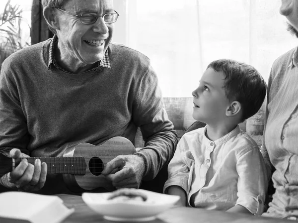 Abuelos y nieto jugando ukelele — Foto de Stock