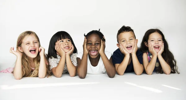 Niños tumbados en el suelo —  Fotos de Stock