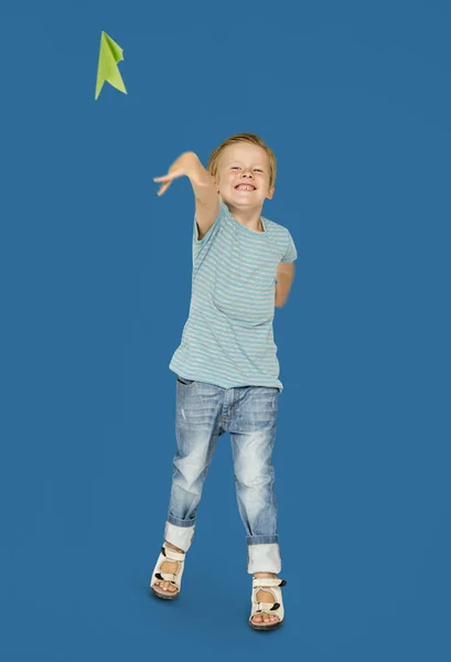 Хлопчик літає паперовим літаком — стокове фото