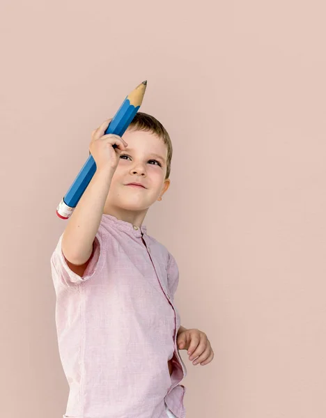 Маленький хлопчик з великим олівцем — стокове фото