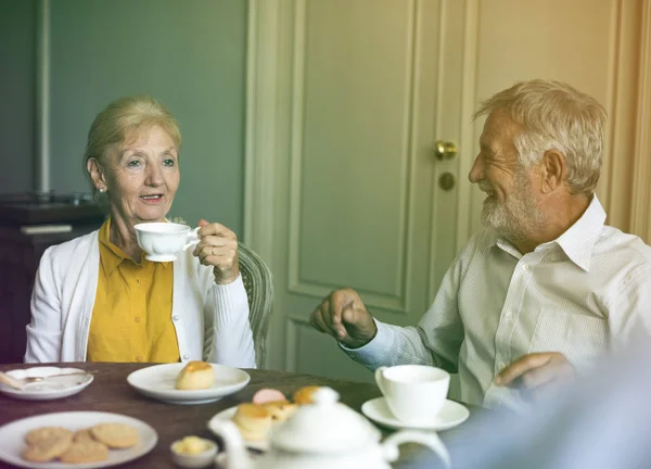 Pessoas idosas a fazer uma pausa para o chá — Fotografia de Stock