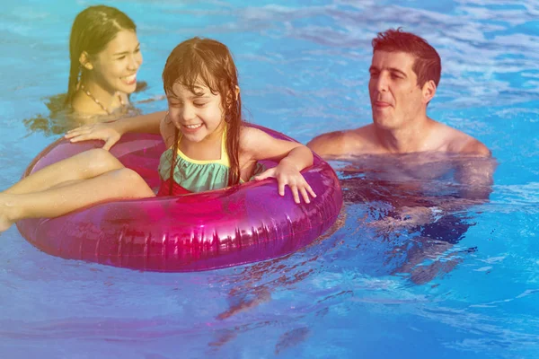 Famille heureuse dans la piscine Photos De Stock Libres De Droits