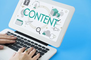 Dizüstü bilgisayarda yazan kadın klavyesi