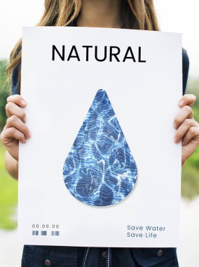 su damlası ile banner tutan kadın