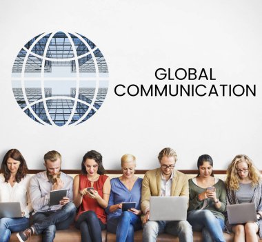 Dijital aygıtlar kullanan insanlar