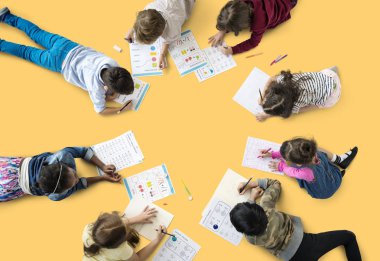 Eğitim ve hometask yapıyor çocuk