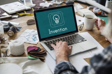  adam el laptop ile çalışma