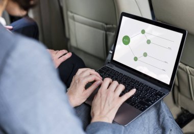 Takside laptop kullanan iş kişi