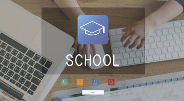 Çocuk bilgisayar klavye üzerinde ellerini