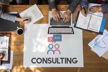 Eller iş adamları tablo üzerinde 