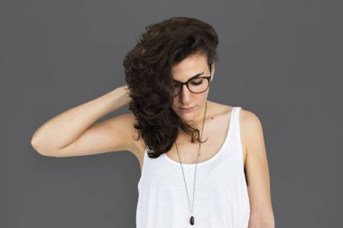 gözlük dalgın kadında