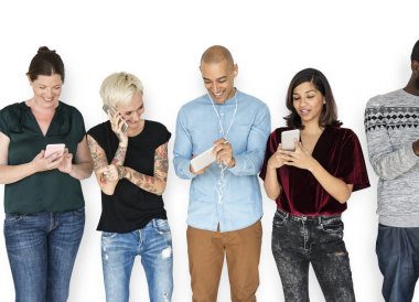 Dijital akıllı telefonlar kullanan kişiler