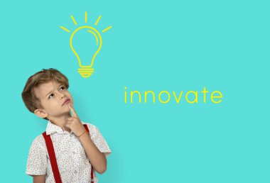 stüdyoda düşünceli çocuk