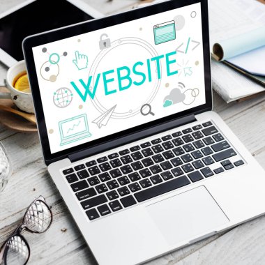 ahşap masa üstünde açılan laptop 