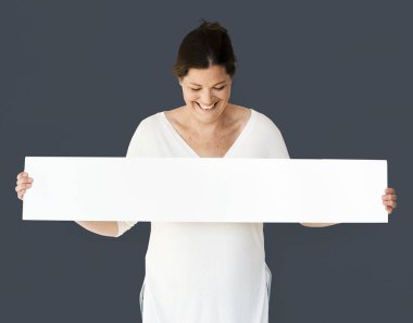 Boş bayrak tutan kadın