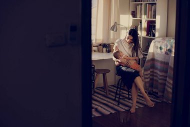 Sarılma küçük bebek anne