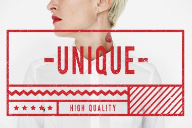 Beyaz gömlekli genç kadın