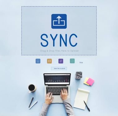 Laptop klavyesinde yazan kişi