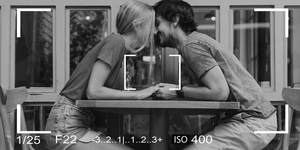 Couple assis dans un café et embrasser — Photo