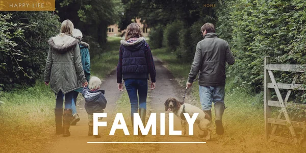 Большая семья гуляет с собакой — стоковое фото
