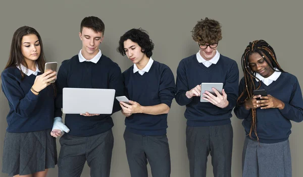 Estudantes que utilizam dispositivos electrónicos — Fotografia de Stock