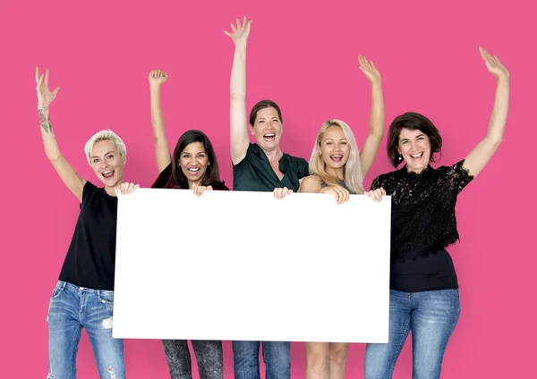 Mujeres sosteniendo banner en blanco — Foto de Stock
