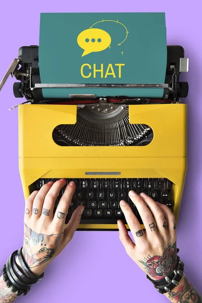 Tattooed person typing on typewriter. — Stock Photo, Image