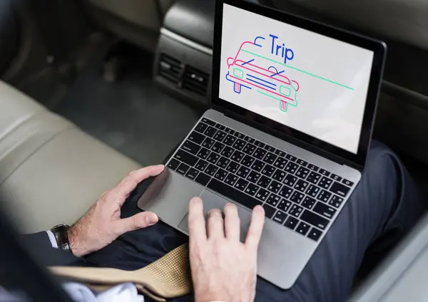 Bedrijfspersoon met laptop in de taxi — Stockfoto