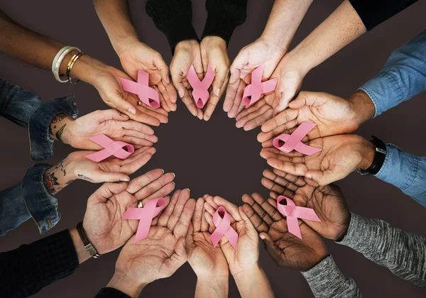 Pessoas segurando fitas rosa — Fotografia de Stock