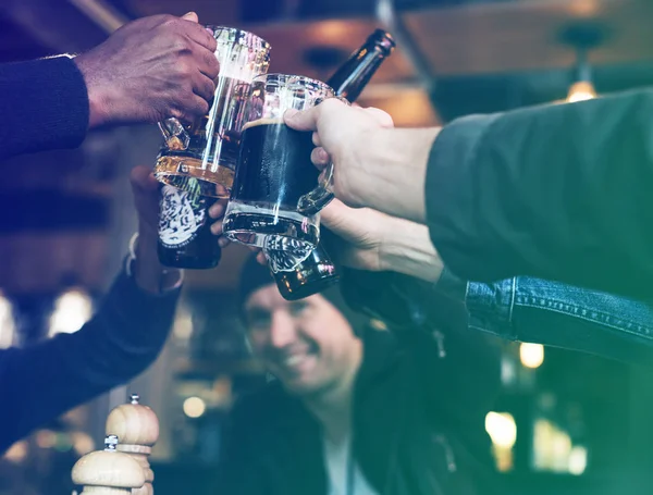 La gente celebra la fiesta con cerveza — Foto de Stock