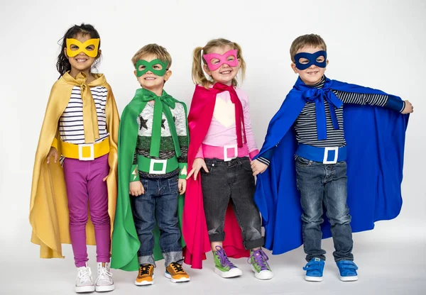 Kinderen in super heroe kostuums — Stockfoto