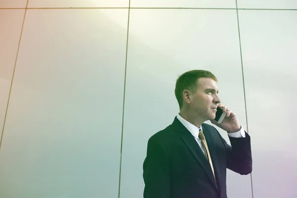 Caucasiano Empresário Falando no celular — Fotografia de Stock