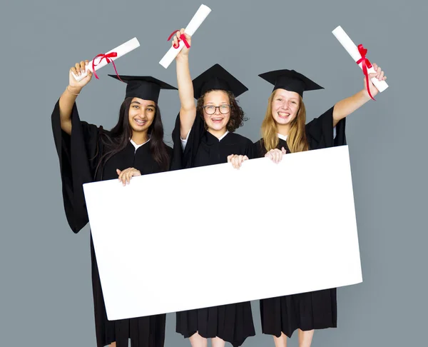 Estudantes mostrando em branco — Fotografia de Stock