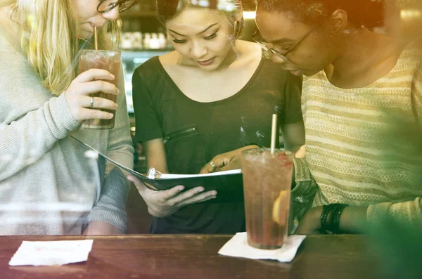 Multiethnische Studenten arbeiten zusammen — Stockfoto