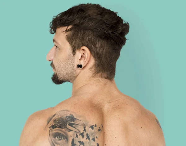 Uomo caucasico con tatuaggio — Foto Stock