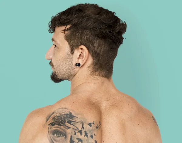 Homme caucasien avec tatouage — Photo