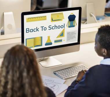 erkek ve kız monitör ekranına bakarak 