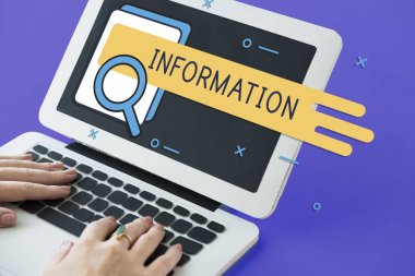 Dizüstü bilgisayarda yazan kadın klavyesi