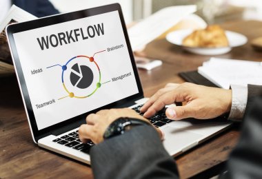 tipik dizüstü klavye üzerinde işadamı