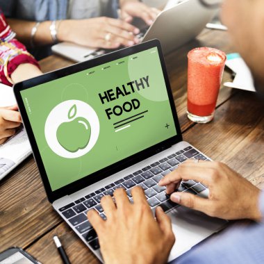 dizüstü bilgisayar kullanan adam resmini kırpılmış