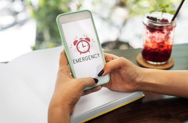 Cep telefonu kullanan kadın