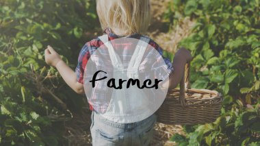 küçük sarışın çocuk alanına yürüyor