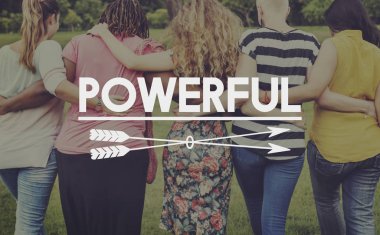 Beş kadın Parkı önünde kucaklayan