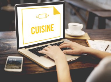 Eller dizüstü bilgisayarda klavyede yazıyor.