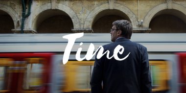 Metroda ayakta işadamı