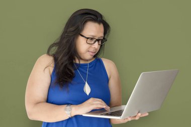 studio, konsept dizüstü bilgisayar kullanan kadın 