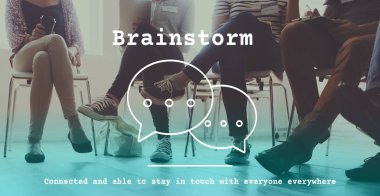 İnsanlar sandalyede oturuyor.