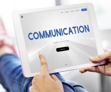 kişi holding dijital tablet