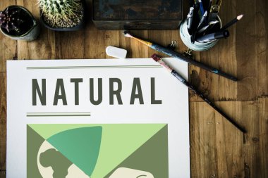 Tahta masadaki boya fırçaları