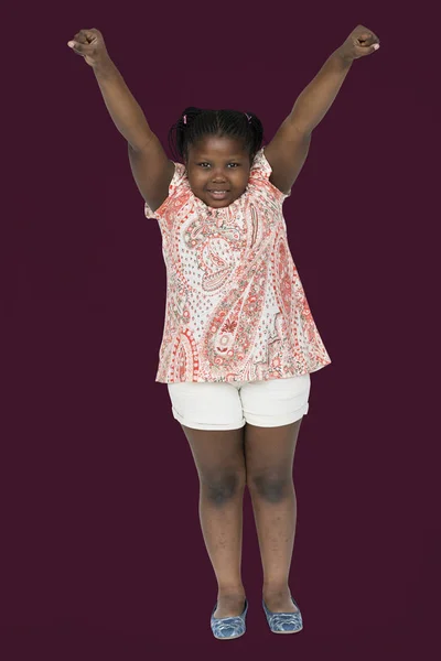Bambino africano ragazza con le mani in alto — Foto Stock